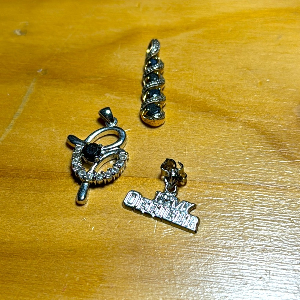 3 925. Silver pendants